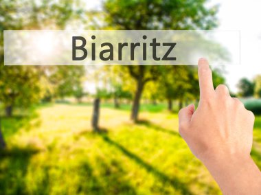 Biarritz - arka plan bulanık kavramı üzerinde bir düğmeye basarak el 