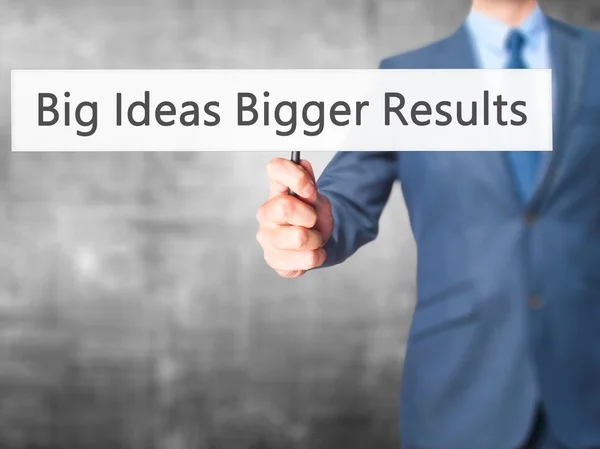 Big Ideas Bigger Results Tangan Businessman memegang tanda — Stok Foto