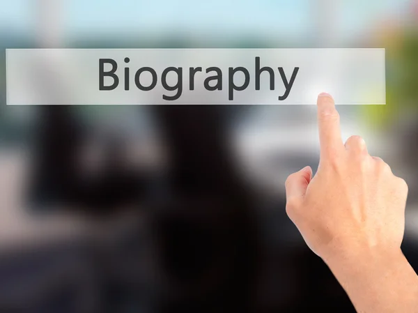 Biografia - Mão pressionando um botão no conceito de fundo borrado — Fotografia de Stock
