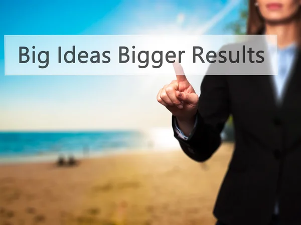 Big Ideas Bigger Results Gadis muda yang bekerja dengan virtual scre — Stok Foto