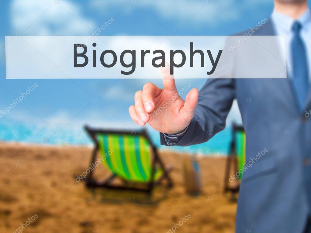 Biografía - Empresario presionando botón virtual 2025