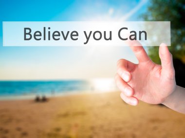 Sana Can - arka plan bulanık c üzerinde bir düğmeye basarak el inanıyorum