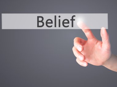 İnanç - arka plan bulanık kavramı üzerinde bir düğmeye basarak el