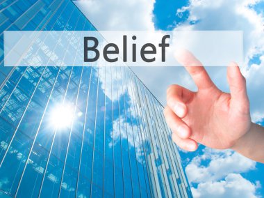 İnanç - arka plan bulanık kavramı üzerinde bir düğmeye basarak el