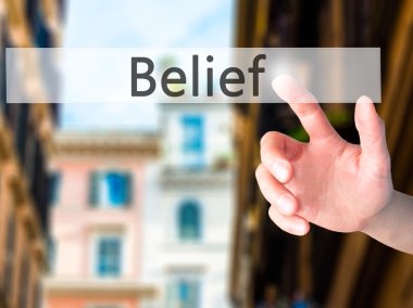 İnanç - arka plan bulanık kavramı üzerinde bir düğmeye basarak el