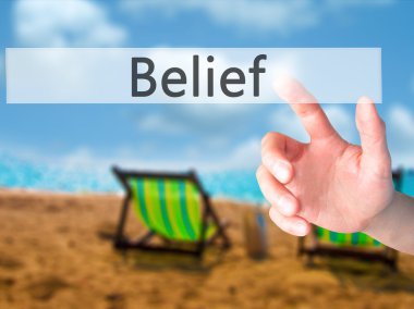 İnanç - arka plan bulanık kavramı üzerinde bir düğmeye basarak el