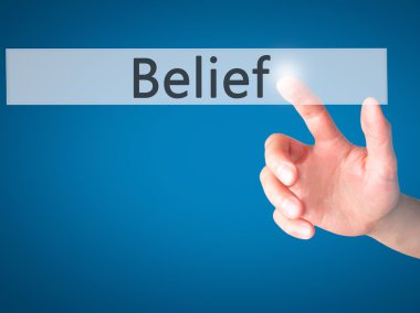 İnanç - arka plan bulanık kavramı üzerinde bir düğmeye basarak el