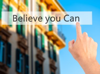 Sana Can - arka plan bulanık c üzerinde bir düğmeye basarak el inanıyorum