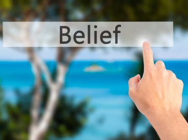 İnanç - arka plan bulanık kavramı üzerinde bir düğmeye basarak el