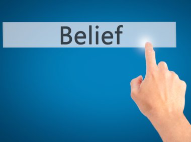 İnanç - arka plan bulanık kavramı üzerinde bir düğmeye basarak el