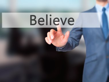 İnan - dokunmatik ekranda düğmeye işadamı el