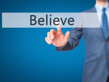 İnan - dokunmatik ekranda düğmeye işadamı el