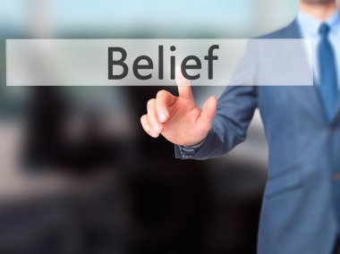 İnanç - dokunmatik ekranda düğmeye işadamı el