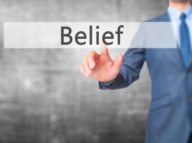 İnanç - dokunmatik ekranda düğmeye işadamı el