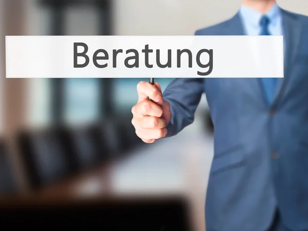 ベラトゥン(ドイツ語でのアドバイス) - ビジネスマンの手持ち看板 — ストック写真