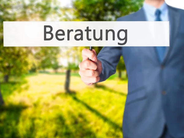 Beratung (Asesoramiento en alemán) - Empresario mano sosteniendo letrero —  Fotos de Stock