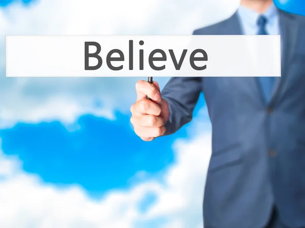 Believe - Empresario mano sosteniendo el cartel — Foto de Stock