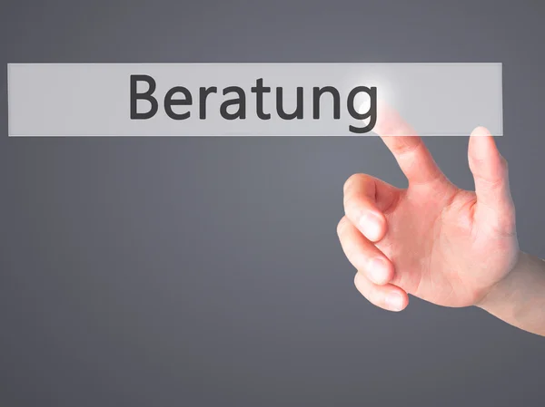 Beratung (Consejos en alemán) - Mano presionando un botón en borrosa — Foto de Stock