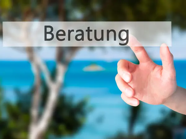 Beratung（德语建议） - 用手按下模糊按钮 — 图库照片