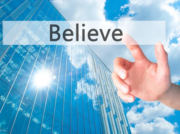 Believe - Mano presionando un botón sobre el concepto de fondo borroso o — Foto de Stock