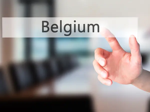 Belgia - ręcznie naciskając przycisk na niewyraźne tło pojęcie o — Zdjęcie stockowe