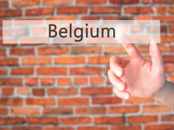 Belgia - ręcznie naciskając przycisk na niewyraźne tło pojęcie o — Zdjęcie stockowe