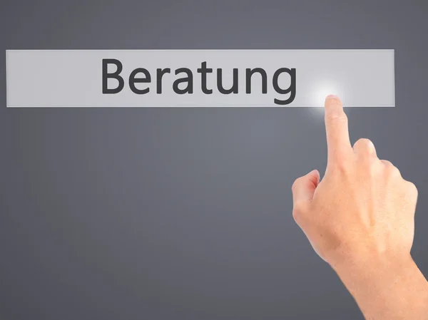 Beratung (doradztwo w języku niemieckim)-ręczne naciśnięcie przycisku na niewyraźne — Zdjęcie stockowe