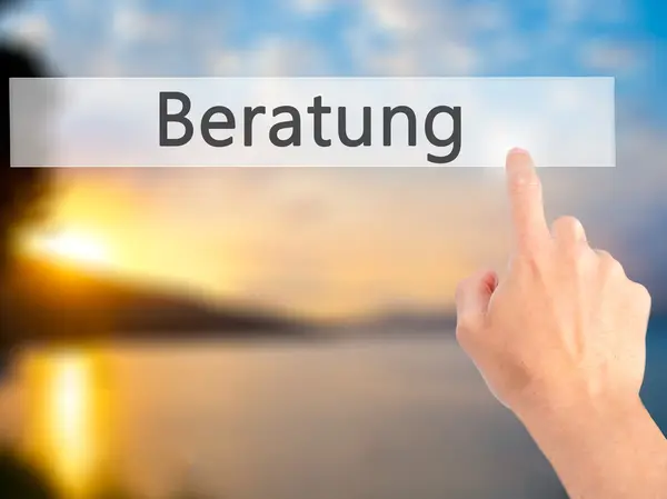 Beratung (Consejos en alemán) - Mano presionando un botón en borrosa — Foto de Stock