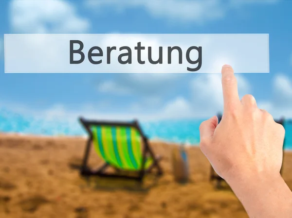 Beratung (συμβουλές στα Γερμανικά)-χέρι πάτημα ενός κουμπιού σε θολή — Φωτογραφία Αρχείου