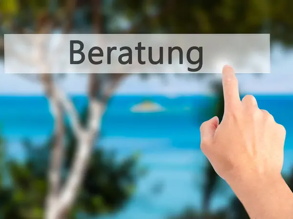 Beratung (Conselhos em alemão) - Mão pressionando um botão em desfocado — Fotografia de Stock