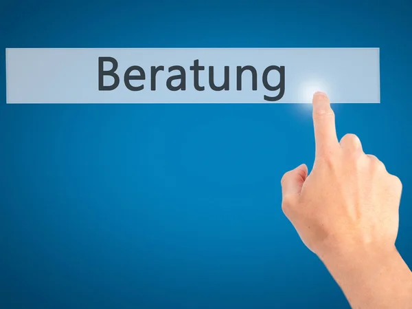 ベラトゥン(ドイツ語でのアドバイス) - ぼやけた上のボタンを押す手 — ストック写真
