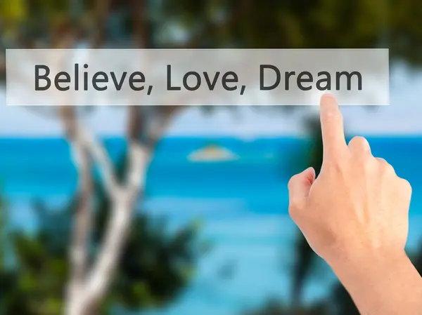 Believe, Love, Dream - Рука, яка натискає кнопку на розмитому фоні — стокове фото