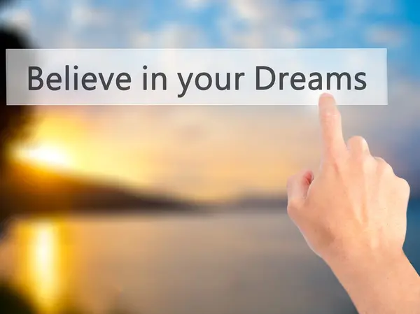 Geloof in je dromen - Hand indrukken van een knop op wazig backg — Stockfoto