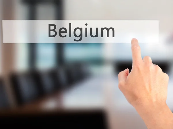 Belgien - Hand auf Knopfdruck auf verschwommenes Hintergrundkonzept o — Stockfoto