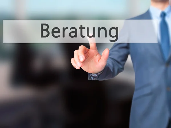 Beratung (poradenství v němčině) - podnikatel ručně stlačením tlačítka na — Stock fotografie