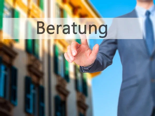 Beratung (ドイツ語でのアドバイス) - ビジネスマンの手のボタンを押す — ストック写真