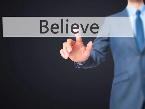 Believe - Рука бізнесмена натискає кнопку на сенсорному екрані — стокове фото