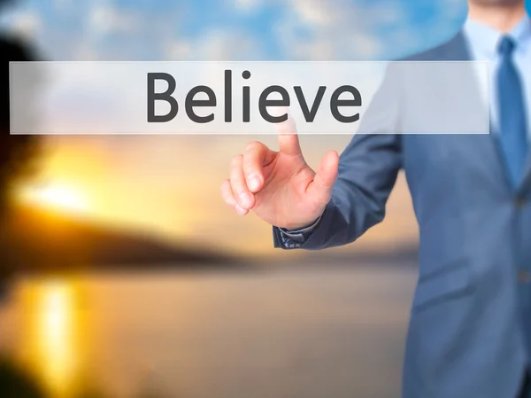 Believe - Empresario pulsador de mano en la pantalla táctil — Foto de Stock