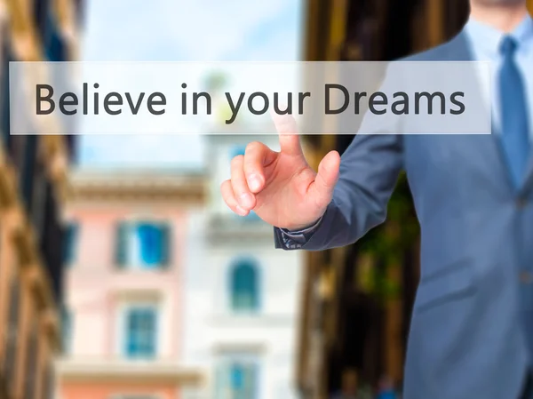 Πιστεύετε στα όνειρά σας - επιχειρηματίας χέρι πιέζοντας το κουμπί στο touc — Φωτογραφία Αρχείου