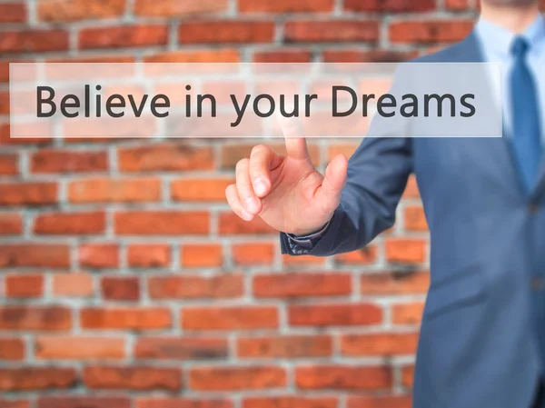 Cree en tus sueños - Empresario pulsador de mano en el touc —  Fotos de Stock