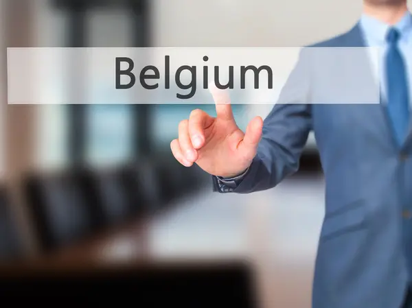Бельгия - Бизнесмен вручную нажав кнопку на сенсорном экране — стоковое фото