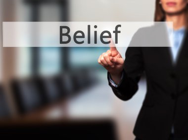 İnanç - Yenilikçi techn kullanımı başarılı iş kadını