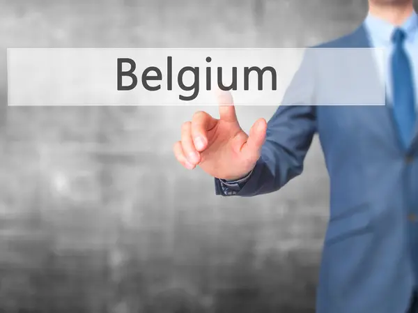 Belgia - biznesmen ręcznie, naciskając przycisk na ekranie dotykowym — Zdjęcie stockowe