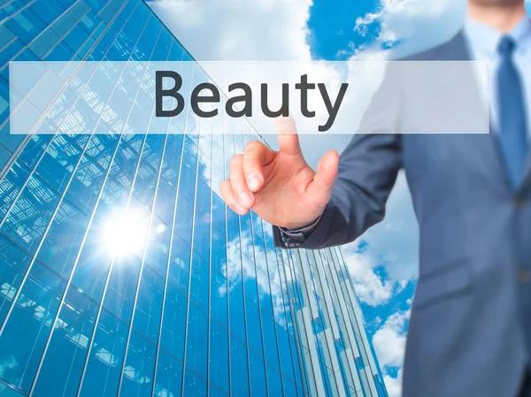 Skönhet-affärsman hand trycka på knappen på pekskärmen — Stockfoto