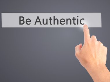 Otantik - arka plan bulanık konsantrasyon üzerinde bir düğmeye basarak el olması