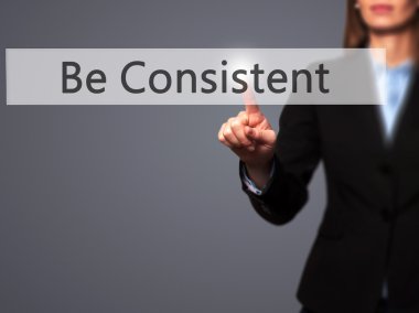 Olmak tutarlı - kadın sanal düğmesine dokunmak.