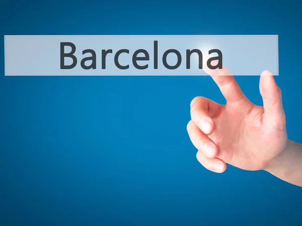 Barcelona - Mano pulsando un botón sobre el concepto de fondo borroso — Foto de Stock