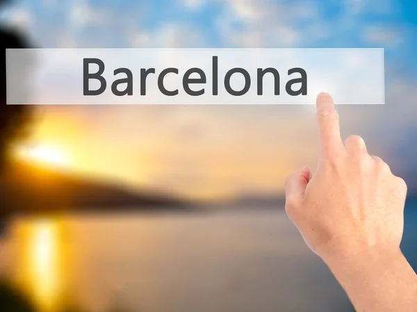 Barcelona - per Hand auf Knopfdruck auf verschwommenes Hintergrundkonzept — Stockfoto