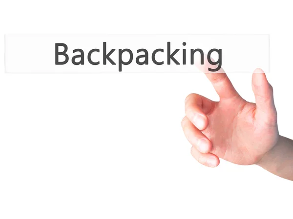 Backpacken - Hand indrukken van een knop op de onscherpe achtergrond conce — Stockfoto