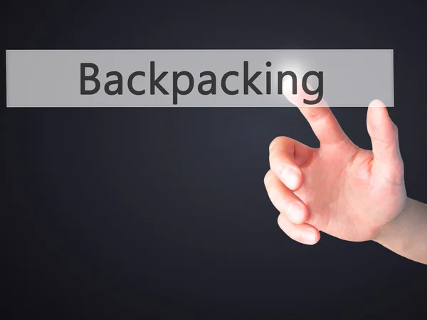 Backpacking - Mano premendo un pulsante su sfondo sfocato conce — Foto Stock